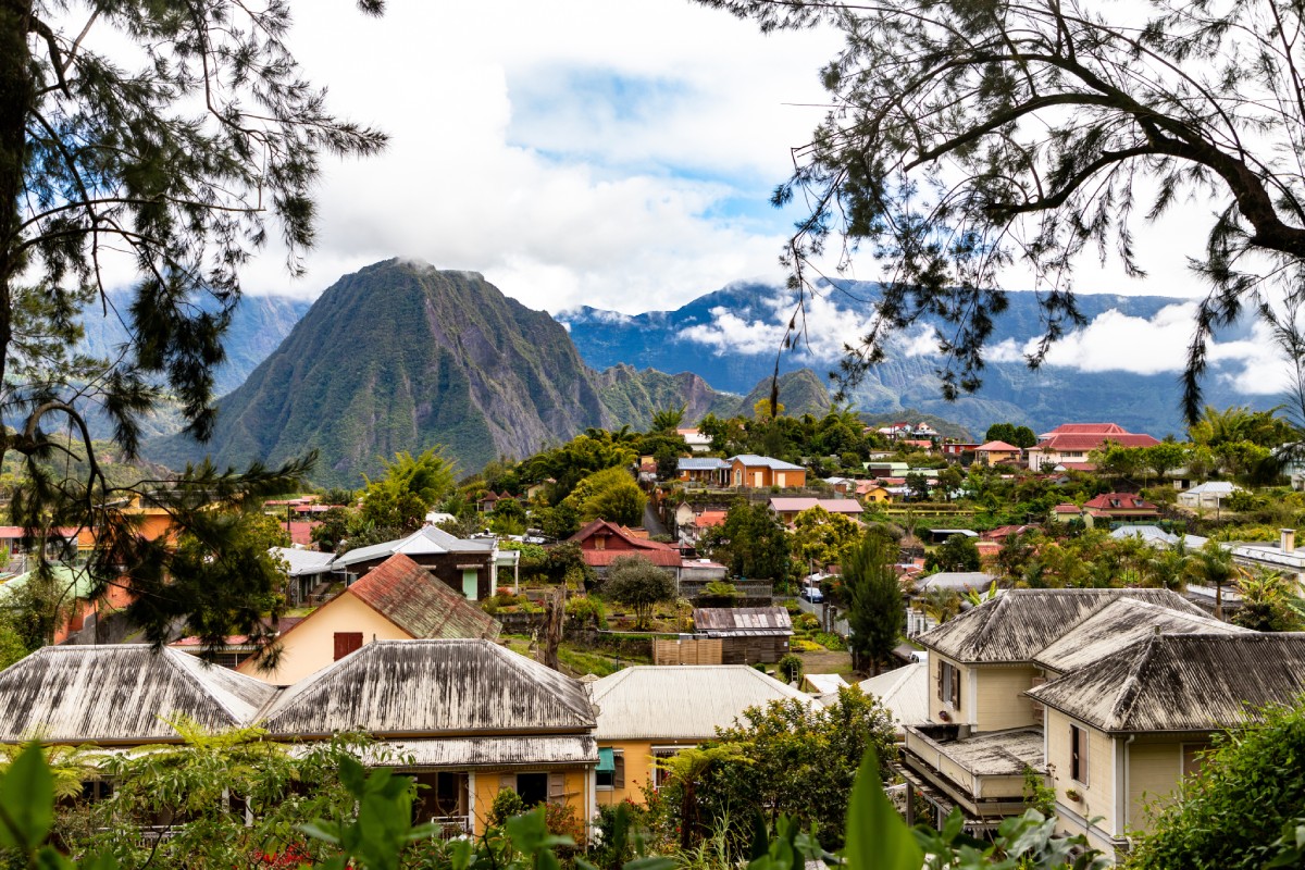 Cases créoles au toit de tôle au pied des montagnes d'un cirque de La Réunion