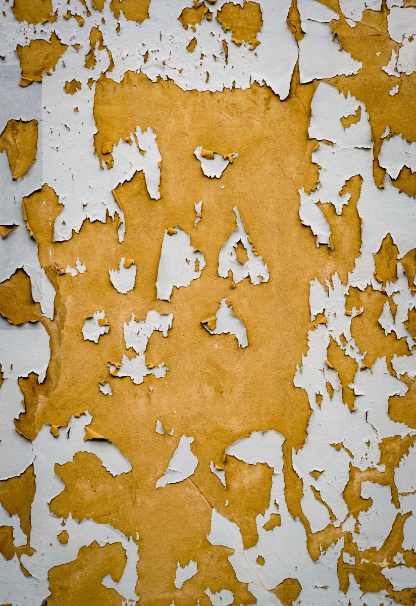 Peinture écaillée sur un mur ancien, risque d'exposition au plomb repéré par le diagnostic plomb (CREP)